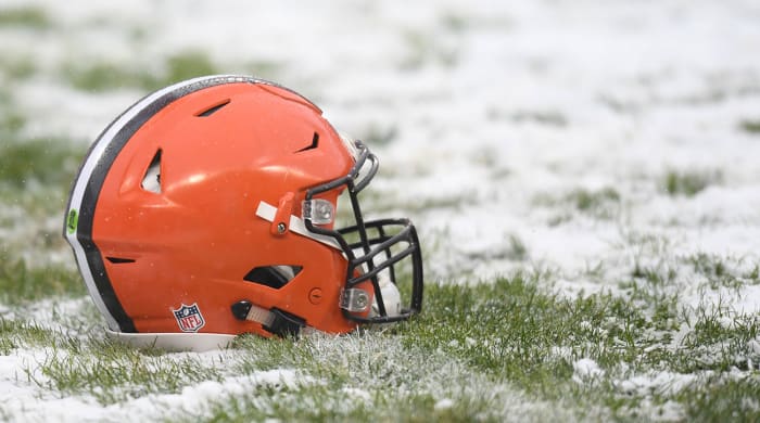 cleveland-browns-helmet-deshaun-watson